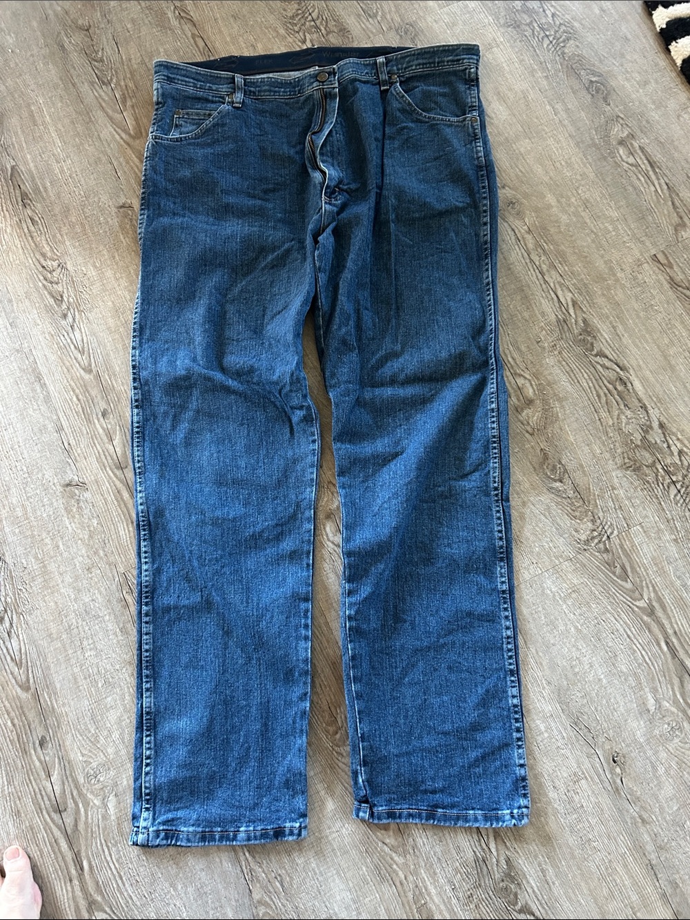 Wrangler Relaxed Fit Men's Jeans in Dark Blue Denim 42x34